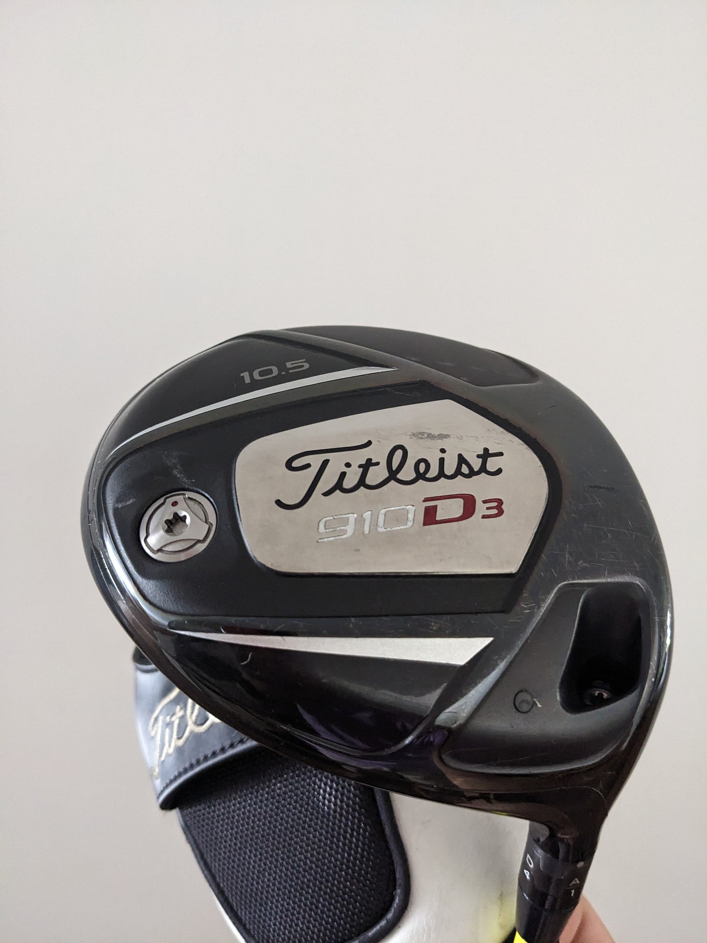 Titleist 910 D3 10.5 Golf Driver - Stiff Shaft - Right Handed with Cover AS