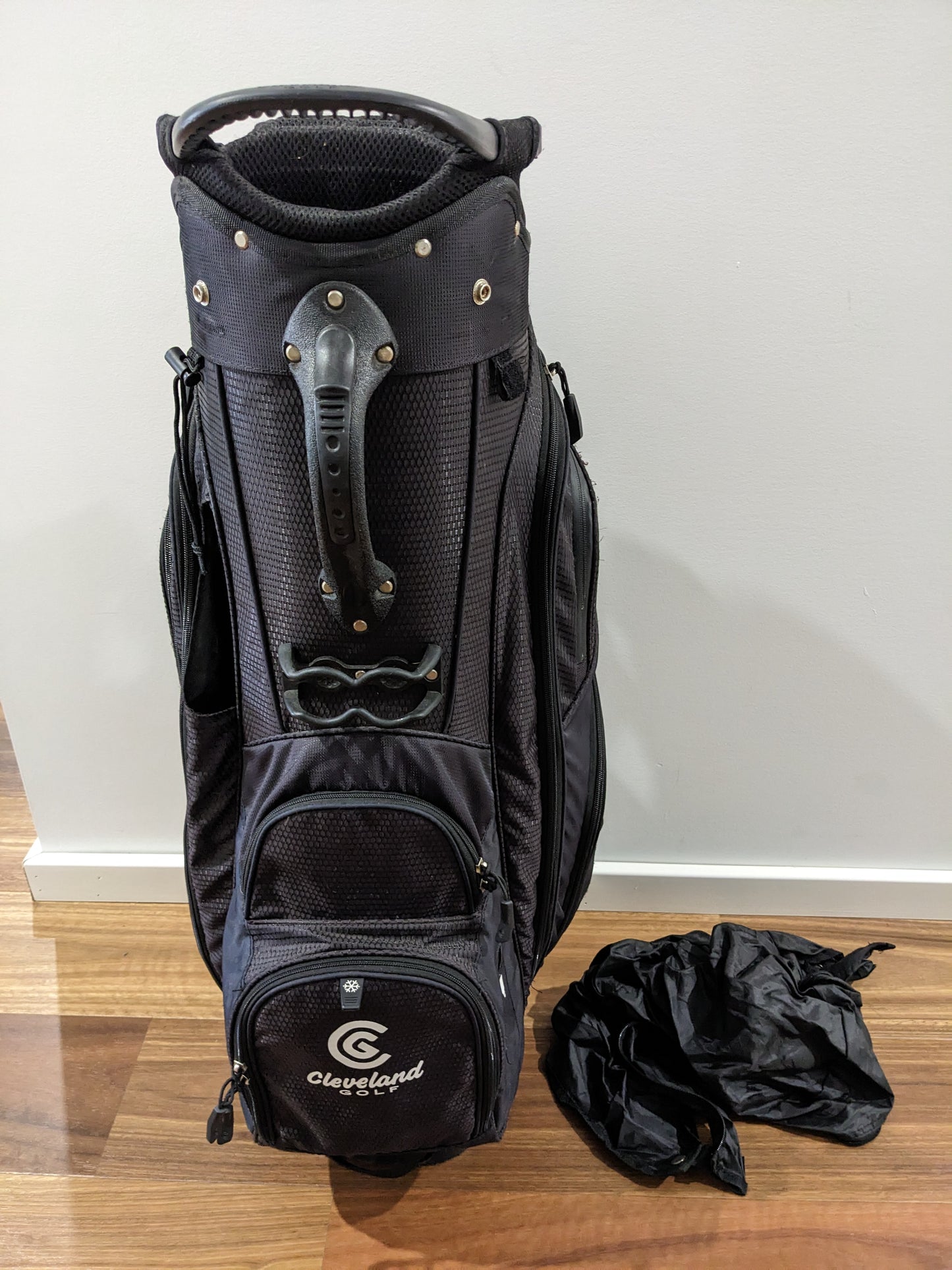 Cleveland Black Golf Bag with Rain Cover t38