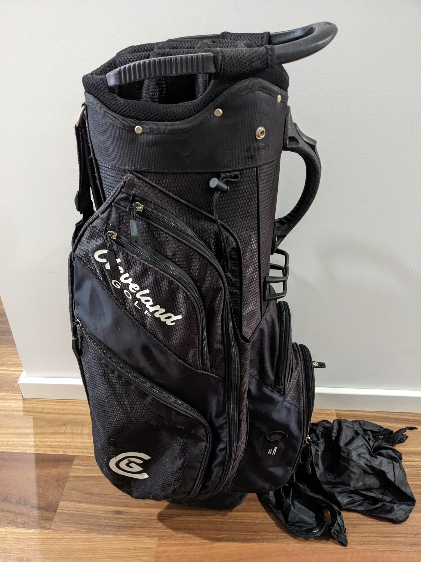 Cleveland Black Golf Bag with Rain Cover t38