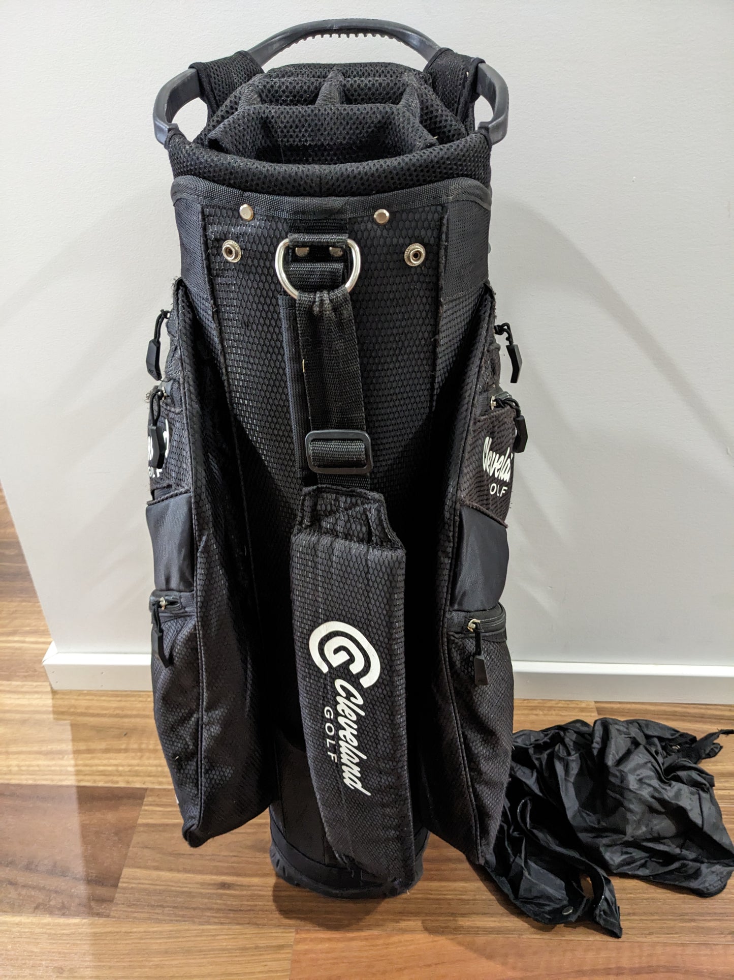 Cleveland Black Golf Bag with Rain Cover t38