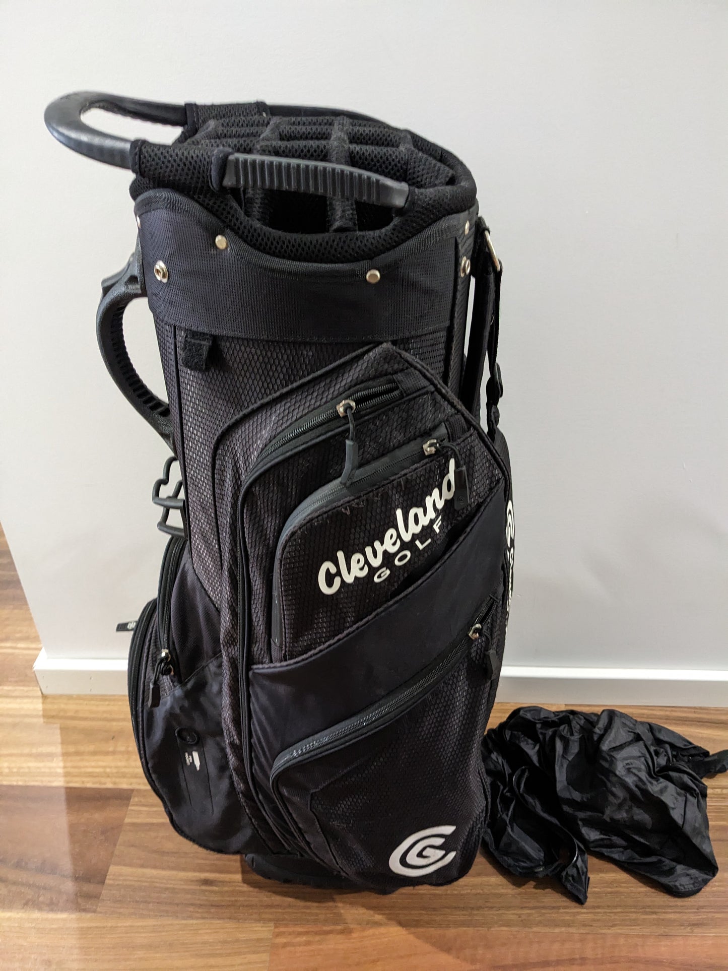 Cleveland Black Golf Bag with Rain Cover t38