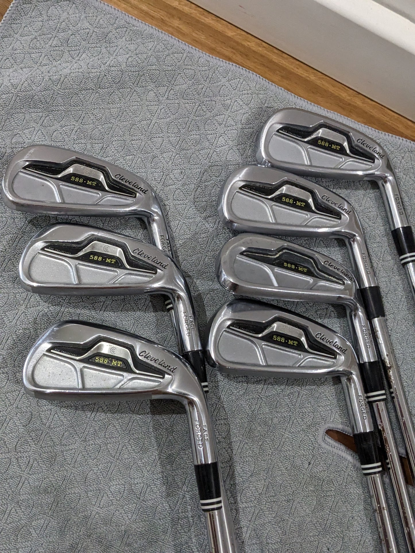 7 x Cleveland 588-MT Iron Set (4-PW) - Right Handed - Stiff Steel Shaft Flex t39